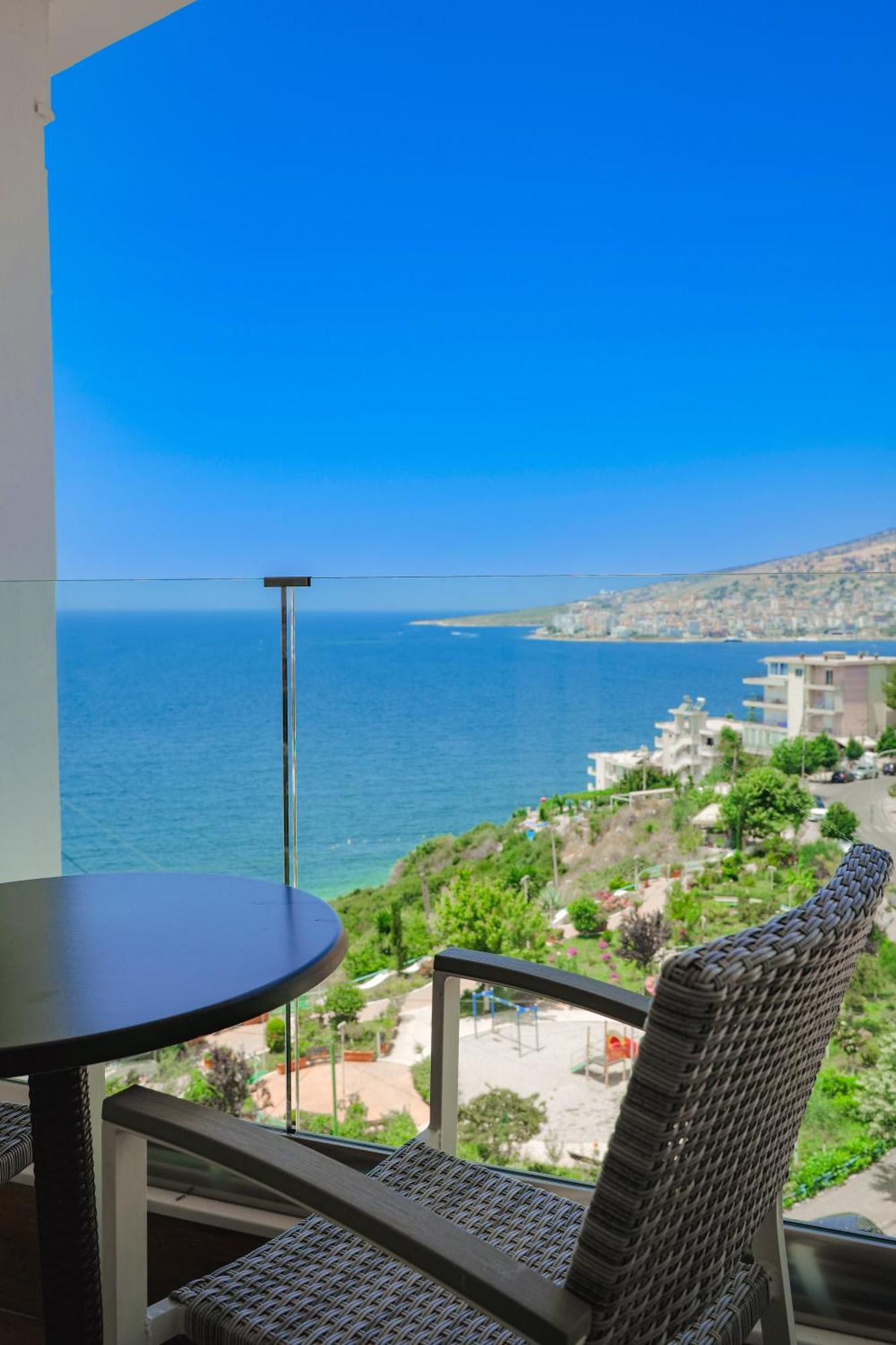 Hotel Oasis Sarandë Exterior foto